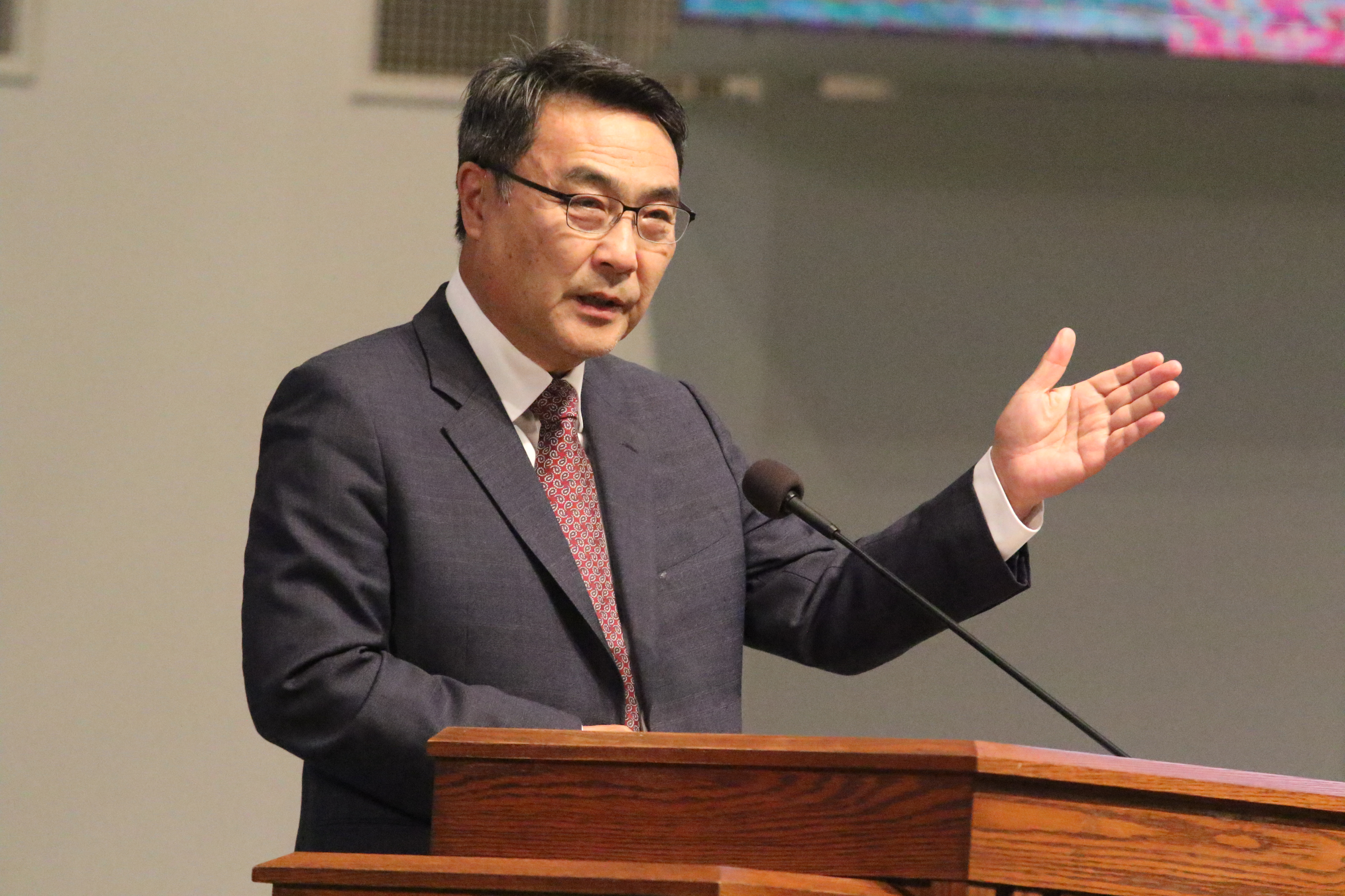 김정호 목사가 4월 27일 달라스 중앙 연합감리교회에서 열린 한교총 저녁 집회에서, “하나님이 하시고 아십니다”라는 제목으로 설교하고 있다. 사진, 김응선 목사, 연합감리교뉴스.