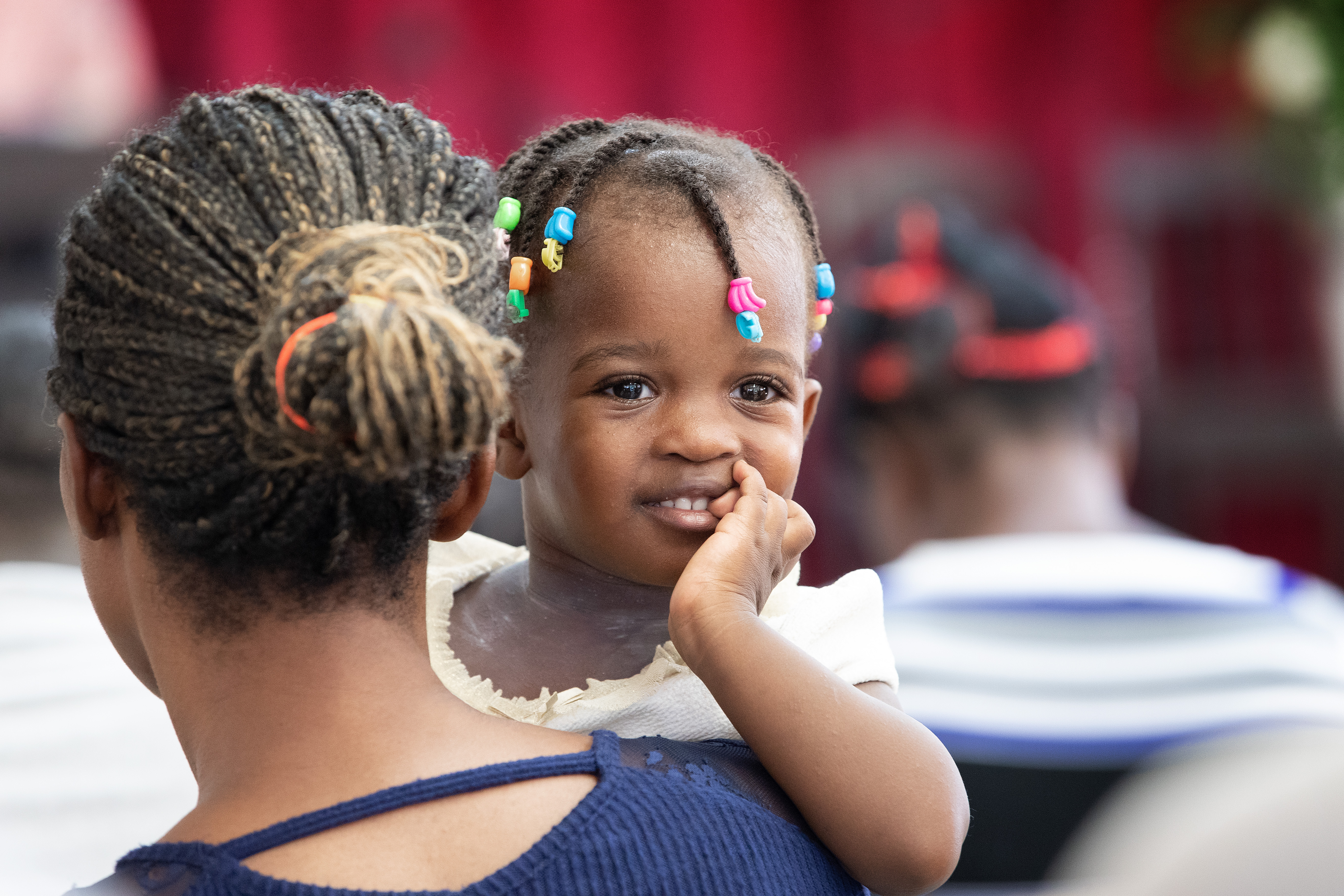 Madre migrante haitiana atiende con su hija a un servicio en la 7ma Iglesia Bautista de Tapachula, donde han establecido un albergue y una congregación de habla francesa y creole para atender a esta población migrante. Foto Mike DuBose, Noticias MU. 