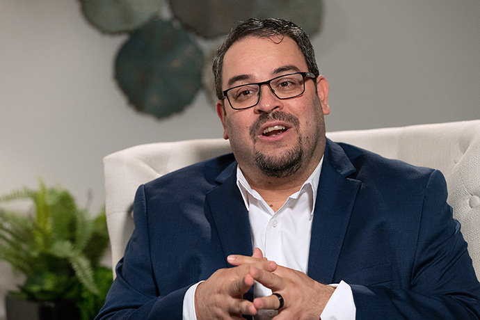 O Rev. Giovanni Arroyo atua como alto executivo da Comissão Metodista Unida sobre Religião e Raça, a agência formada para responsabilizar a denominação pelo seu compromisso de rejeitar o racismo na vida da igreja. Foto por Mike DuBose, Notícias MU. 