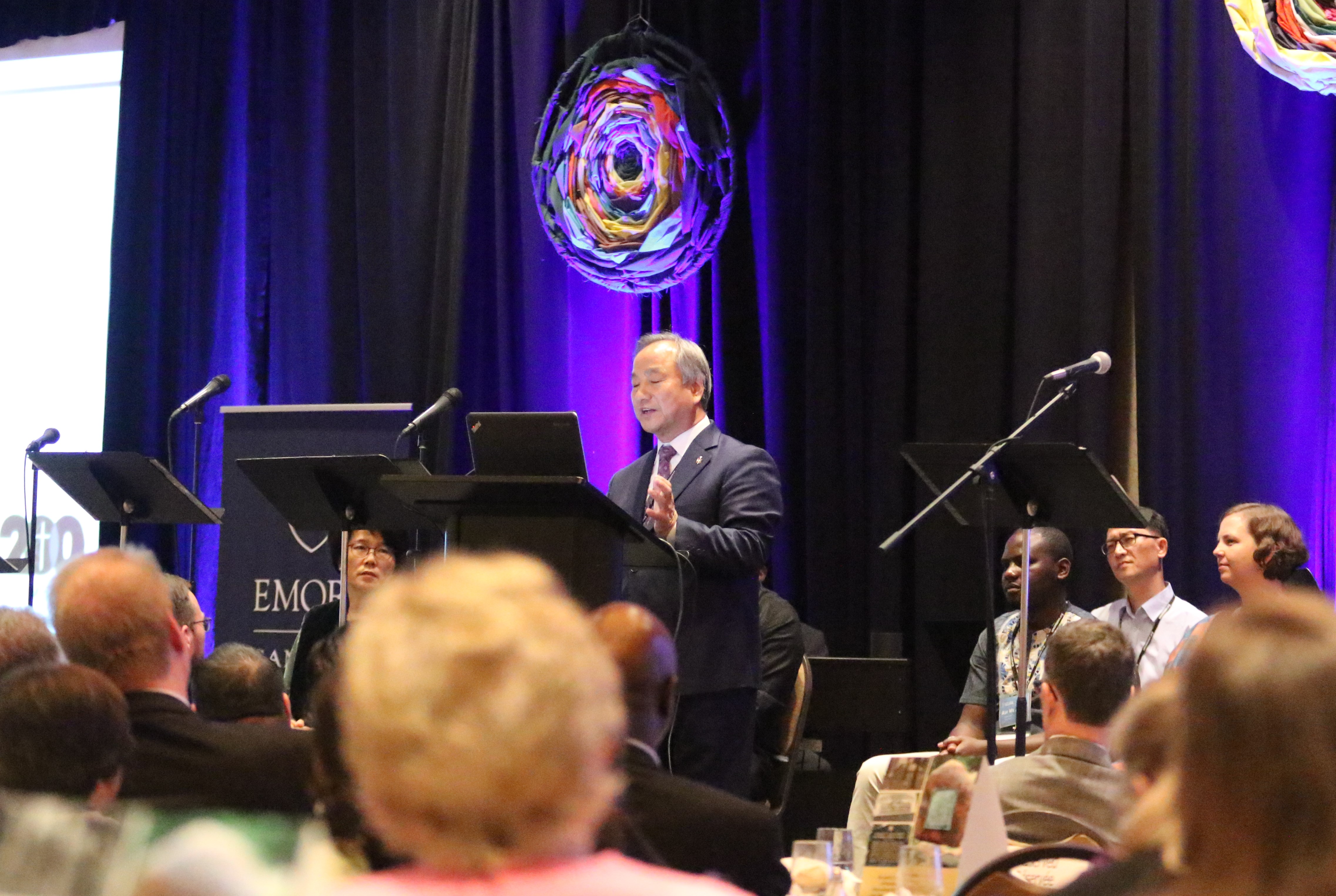 정희수 감독이 2019년 4월 8일 애틀란타 에모리대학 컨퍼런스센터에서 열린 감리교 세계선교 200주년 행사에서 인사말을 하고 있다. 사진 김응선 목사, 연합감리교뉴스. 