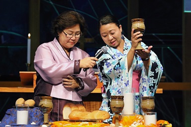 The Revs. Pauline Kang and Motoe Foor lead Holy Communion during opening worship at the 2018 Ohana Conference in Honolulu, Hawaii. The conference was held by the Association of Asian American and Pacific Islander Clergywomen (AAPIC) and the National Association of Korean American United Methodist Clergywomen (NAKAUMC). Photo by Thomas Kim, UM News. The Revs. Pauline Kang and Motoe Foor lead Holy Communion during opening worship at the 2018 Ohana Conference in Honolulu, Hawaii. The conference was held by the Association of Asian American and Pacific Islander Clergywomen (AAPIC) and the National Association of Korean American United Methodist Clergywomen (NAKAUMC). Photo by Thomas Kim, UM News.