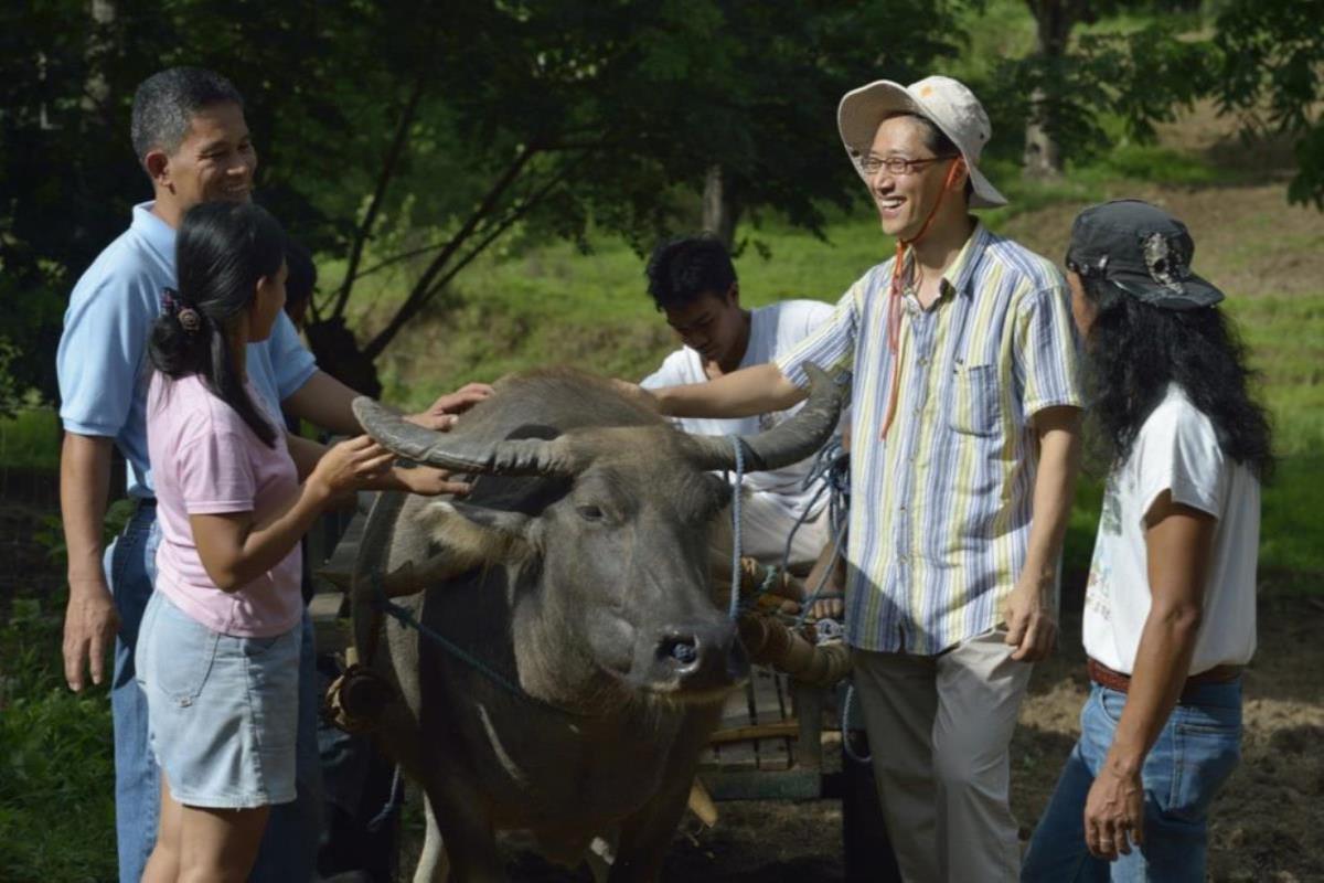 최재형 선교사가 필리핀 선교 현장에서 농민들과 대화하고 있다. 사진 제공, 최재형 목사.  최재형 선교사가 필리핀 선교 현장에서 농민들과 대화하고 있다. 사진 제공, 최재형 목사.