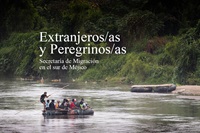 ​Un guía que utiliza una balsa hecha con cámaras de aire transporta personas a través del río Suchiate desde Guatemala hasta Méjico, cerca de Ciudad Hidalgo. Los/as migrantes, muchos/as de ellos/as huyendo de la violencia, cruzan rutinariamente la frontera hacia Méjico aquí, con la esperanza de eventualmente llegar a los Estados Unidos. Entre las ciudades estadounidenses más cercanas a este punto de cruce se encuentra Brownsville, Tejas a unas 1.100 millas al norte. Quienes se dirijan al oeste hacia San Diego viajarán más del doble de esa distancia. Foto de Mike DuBose, UM News.