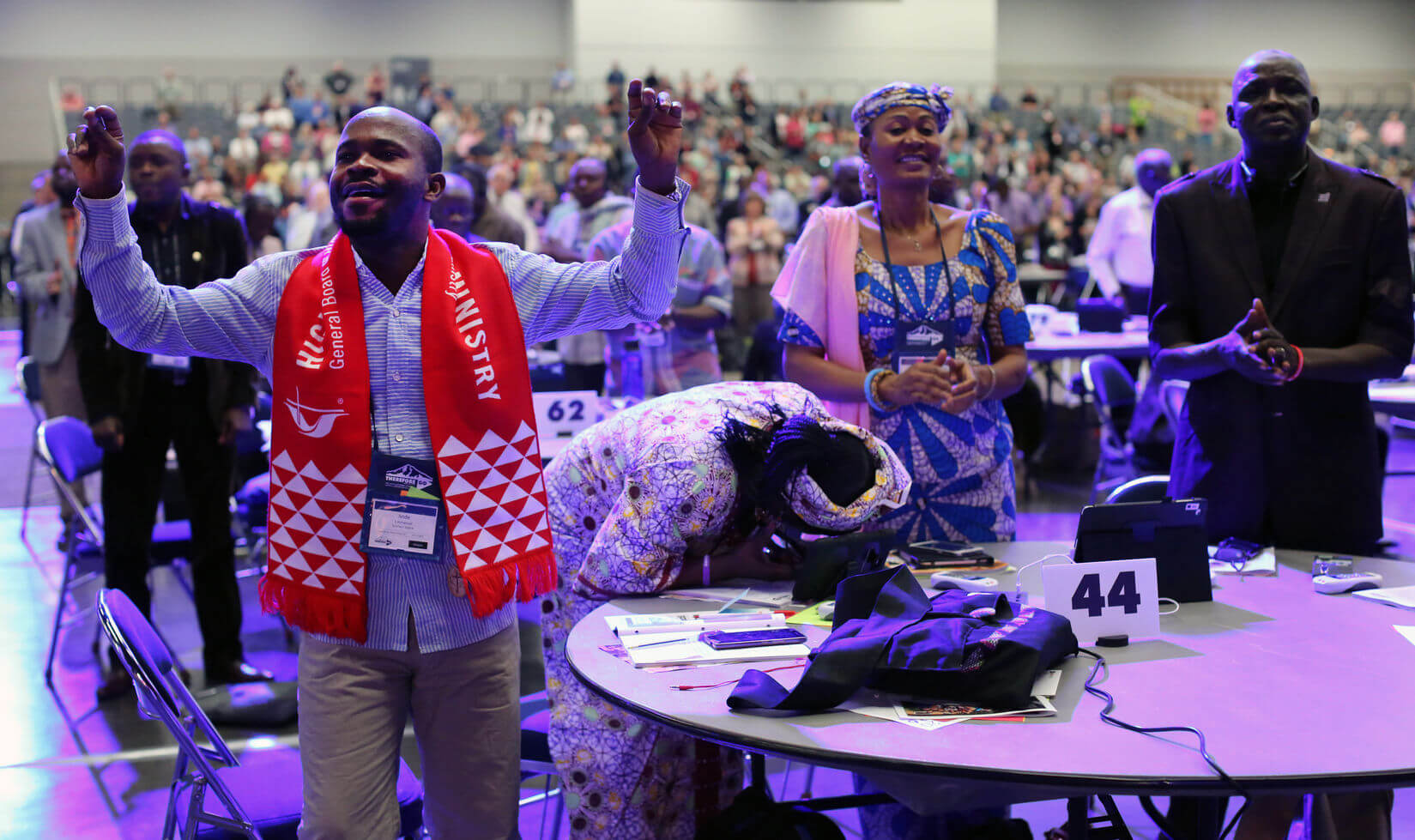 Les délégués Ande Emmanuel, Eunice Iliya, Joyce Madanga et Habila Bala, de la Conférence du Sud du Nigeria, louent le Seigneur pendant le culte matinal de la Conférence Générale 2016 de l’Eglise Méthodiste Unie au Palais des Congrès de Portland.