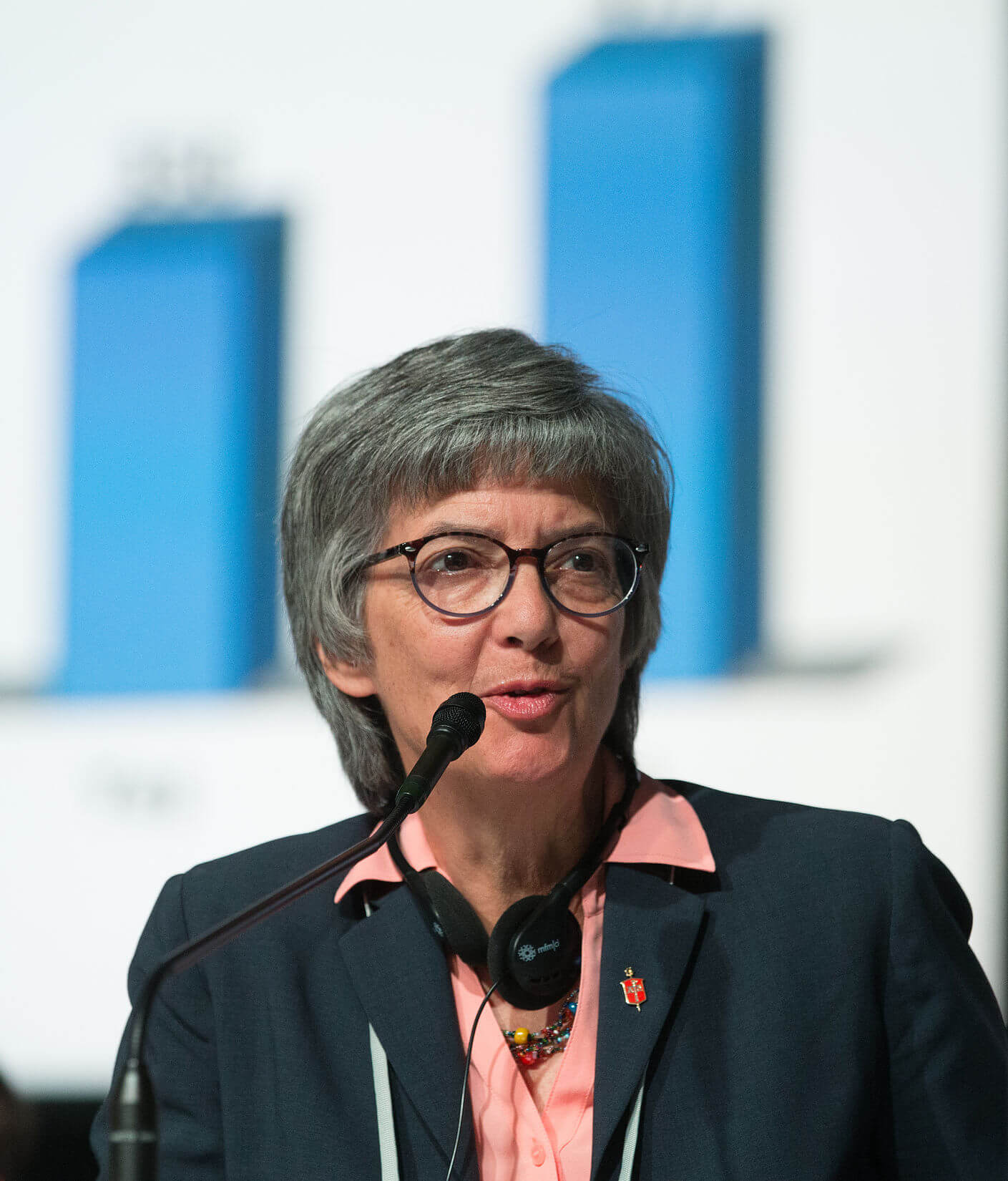 Photo de Mike DuBose, UMNS L’Evêque Morgan Ward observe le décompte des votes montrant la désapprobation de la Règle 44 relative au processus de discernement en petits groupes, lors de la Conférence Générale 2016 de l’Eglise Méthodiste Unie à Portland (Oregon-USA).