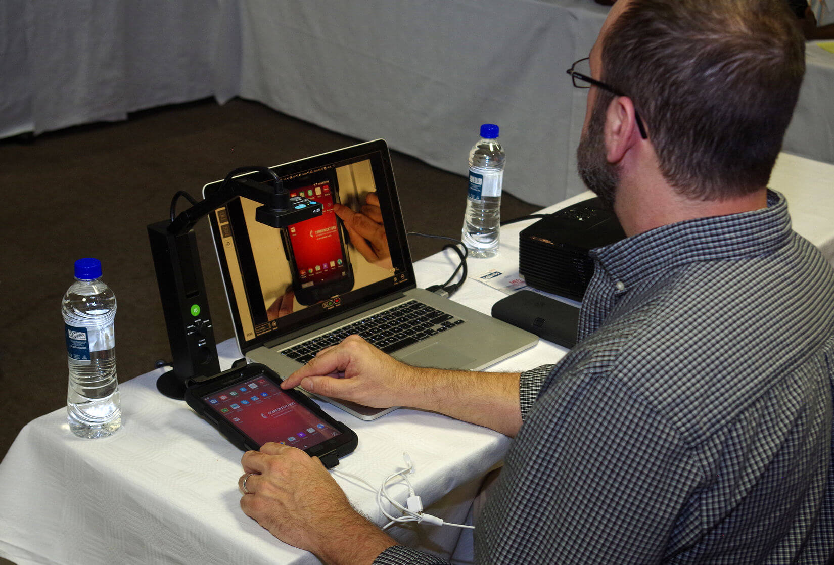 Il existe une variété de façons de rester connecté à la Conférence Générale. Certaines font appel à de nouvelles technologies, mais ce n'est pas le seul moyen.