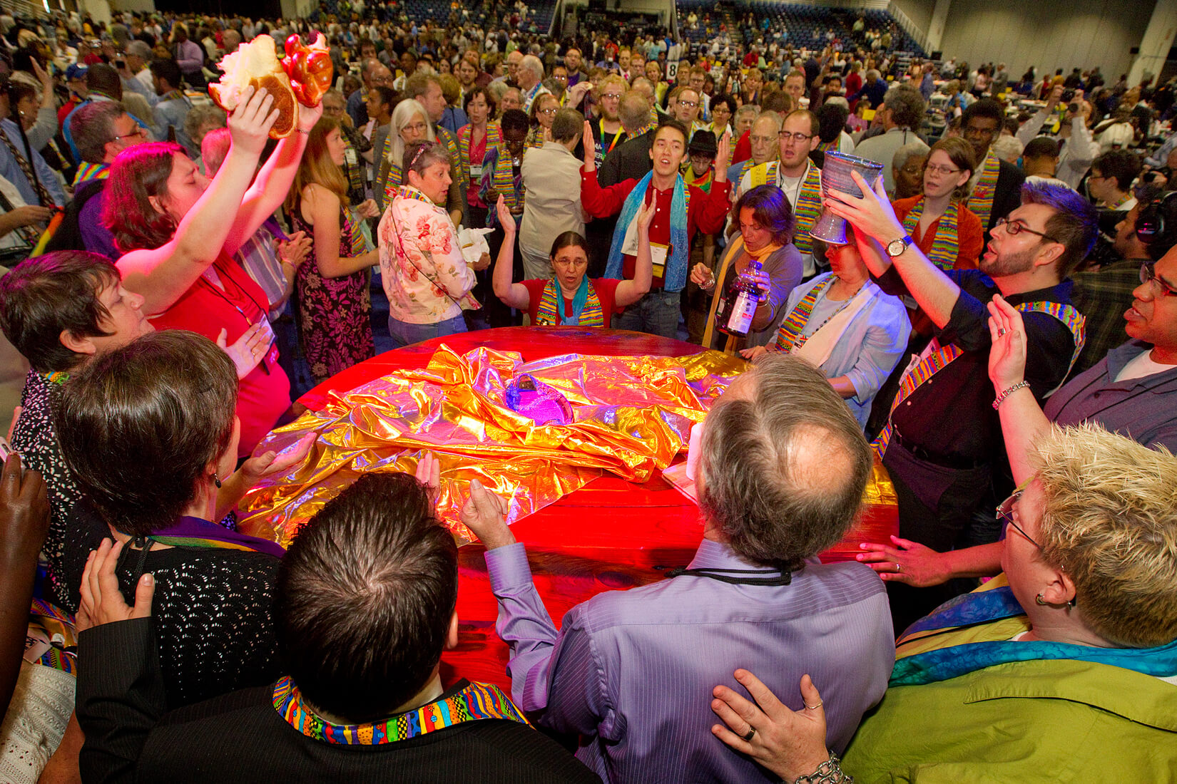 Des personnes manifestant contre la position de l’Eglise Méthodiste Unie sur la sexualité se préparent à servir la sainte communion lors de la Conférence Générale 2012 de l’Eglise Méthodiste Unie à Tampa, Floride (Etats-Unis).