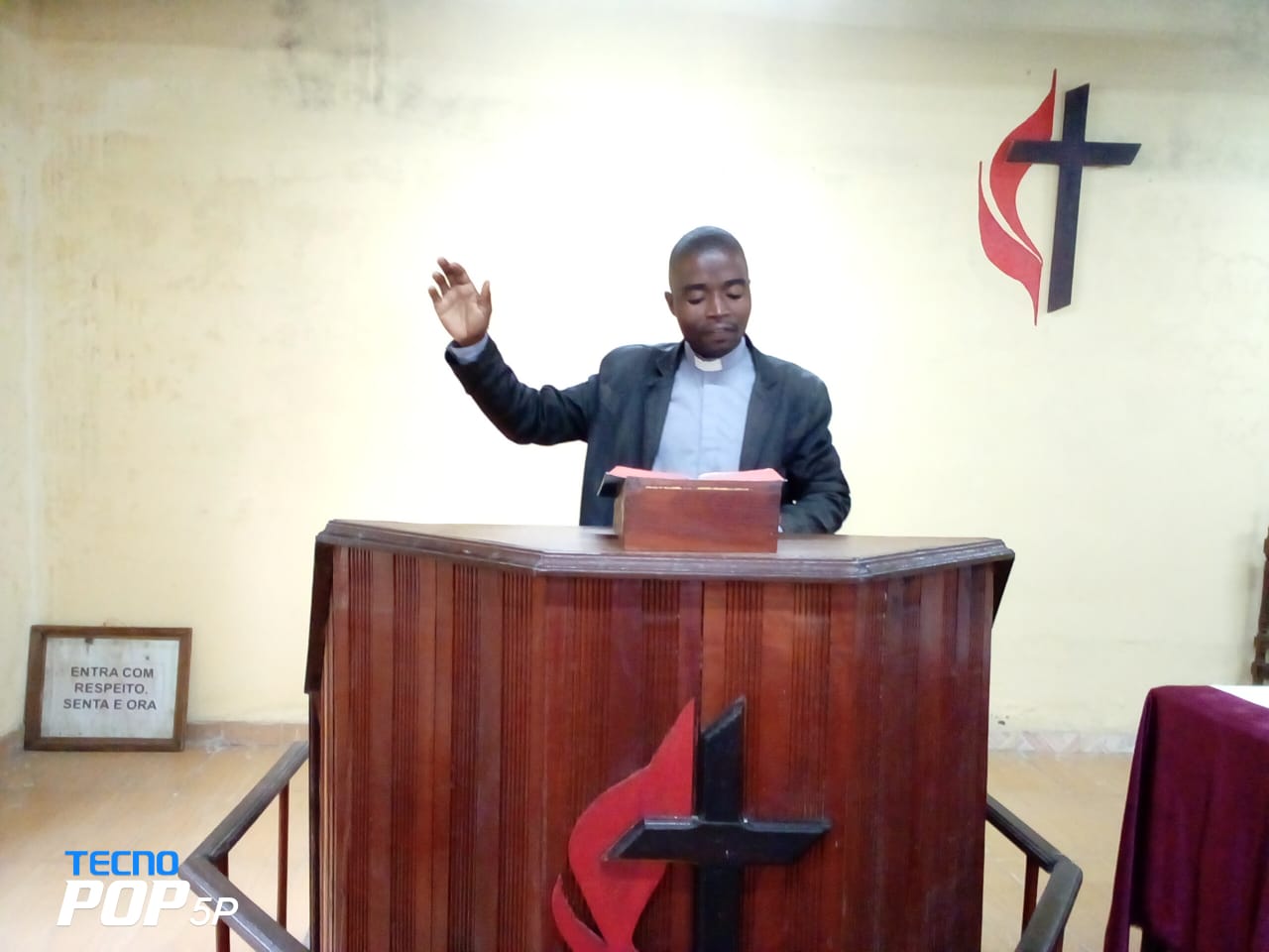 Rev Calton Ngale, pastor de Manga, pregando no dia que a Paroquia ofereceu a casa a viuva Victoria Jamisse. Beira, foto de Eurico Gustavo.