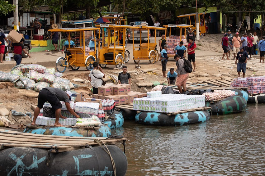 Los bienes comerciales bordean la orilla del río Suchiate en Ciudad Tecun Uman, Guatemala, donde el río forma parte de la frontera entre Guatemala y México. El concurrido cruce informal es utilizado tanto por migrantes como por personas que transportan carga comercial. Foto de Mike DuBose, Noticias MU.