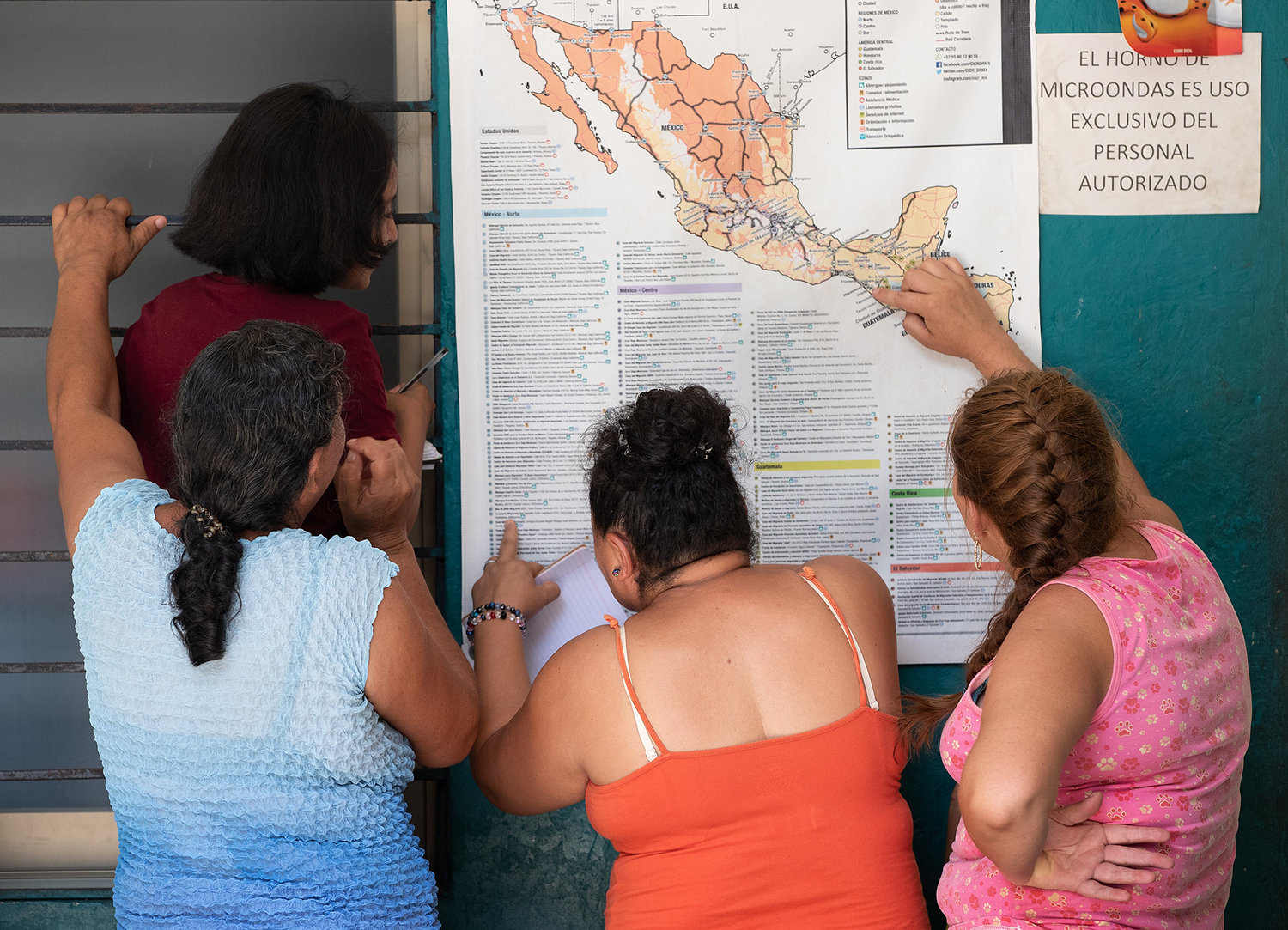 Mujeres migrantes de Honduras estudian detenidamente un mapa de México mientras planifican sus viajes al norte, hacia la frontera con los Estados Unidos. Ellas se refugian temporalmente, junto a sus familias, en el albergue diocesano de Belén en Tapachula, después de haber cruzado a México desde Guatemala. Foto de Mike DuBose, Noticias MU.