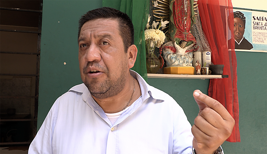 Padre César Augusto Cañaveral Pérez, quien es director del refugio y de la Dirección de Movilidad Humana de la Diócesis de Tapachula. Imagen de captura de pantalla, Joey Butler, Noticias MU.