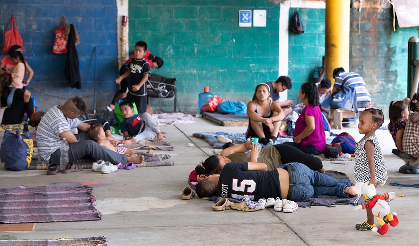 Las familias descansan en el patio cubierto del albergue diocesano Belén en Tapachula, México. Foto de Mike DuBose, Noticias MU.