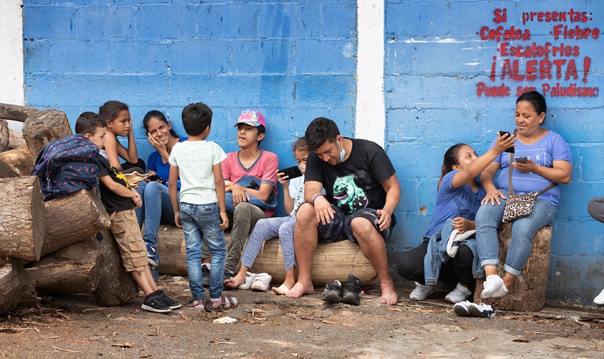 El letrero en la pared dice alerta sobre los síntomas del paludismo, una de las muchas enfermedades a la que los/as migrantes están expuestos/as durante su travesía para llegar a México. Foto de Mike DuBose, Noticias MU.