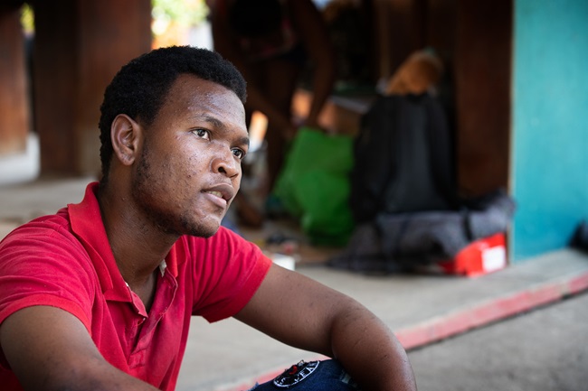 Edson, de 17 años, descansa en el albergue diocesano Belén en Tapachula, México. Originario del Congo, tuvo que emigrar junto a su familia a Angola, por problemas de violencia y posteriormente a Brasil, donde estuvo viviendo hasta que el país sufriera una crisis económica y política que ha llevado a muchos migrantes a cruzar mas de diez fronteras, a los largo del territorio suramericano y centroamericano hasta llegar a México, con el objetivo de solicitar refugio en los Estados Unidos. Así como él, miles de migrantes africanos/as llegan al continente y se unen a los/as latinoamericanos/as, en las rutas migratorias hacia el norte. Foto de Mike DuBose, Noticias MU.