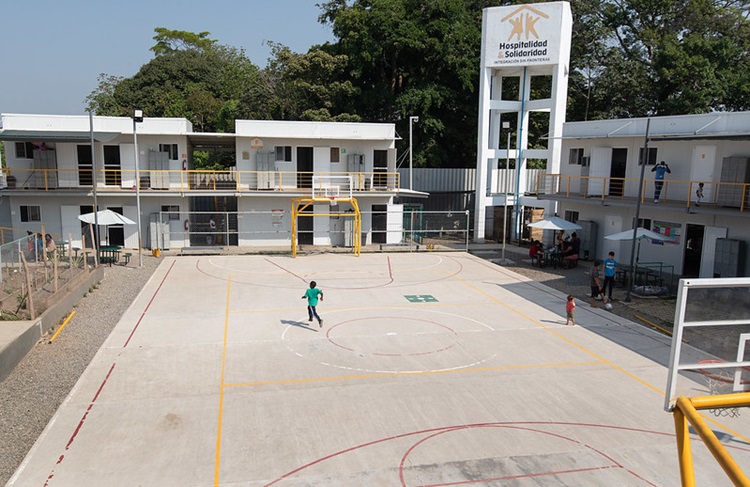 Un niño corre por la cancha de baloncesto en el albergue para migrantes Hospitalidad y Solidaridad en Tapachula, México. Foto de Mike DuBose, Noticias MU. 