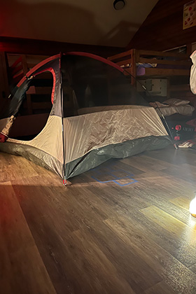 En el Campamento Tanako, relacionado con la Iglesia Metodista Unida, cerca de Hot Springs, Arkansas, las tiendas de campaña se han trasladado al interior en ocasiones este verano debido a las temperaturas inusualmente altas.  Foto cortesía de Camp Tanako.