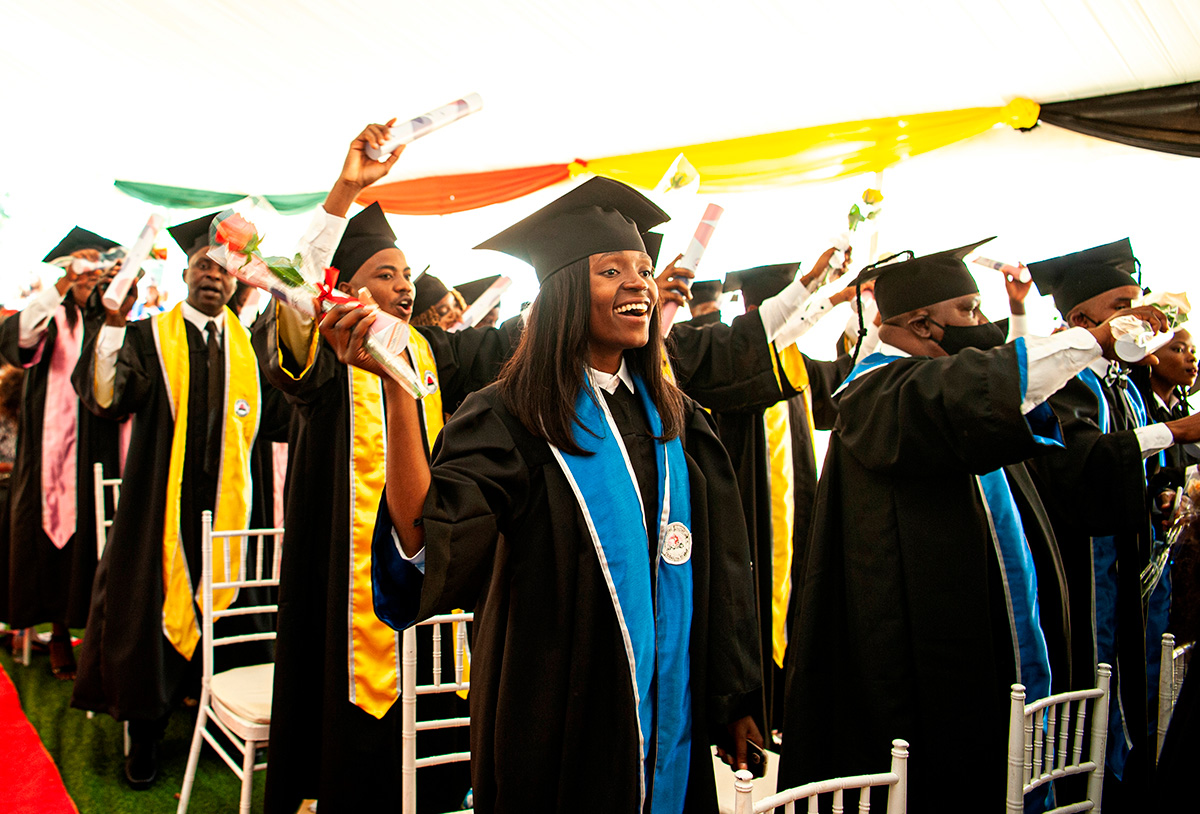 Graduandos em a Universidade Metodista Unida de Moçambique localizada em Cambine, no Distrito de Morrumbene, Província de Inhambane, alegram-se por terem chegado ao seu destino. Foto de Edmilson Banze.