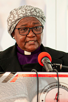 Bispa Joaquina Filipe Nhanala, discursando durante a Cerimônia de graduação em Cambine. Foto de Edmilson Banze.