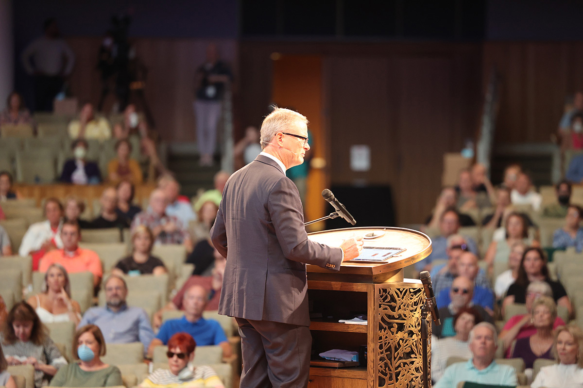 El Rev. Adam Hamilton, pastor principal, presenta la Conversación sobre la fe y el aborto el 27 de julio en la Iglesia Metodista Unida La Resurrección en Leawood, Kansas. Foto de Tom Bradley.