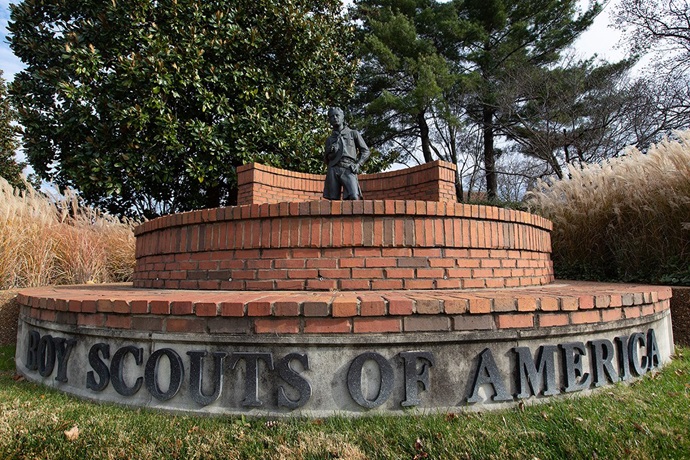 Una jueza ha dado su aprobación parcial a la reorganización de los Boy Scouts of America (BSA) por el caso de bancarrota relacionada con el abuso sexual. El acuerdo incluye una contribución metodista unida de $30 millones a un fondo para sobrevivientes de abuso. Las congregaciones metodistas unidas han sido durante mucho tiempo socias de BSA. Foto de Mike DuBose, Noticias MU.