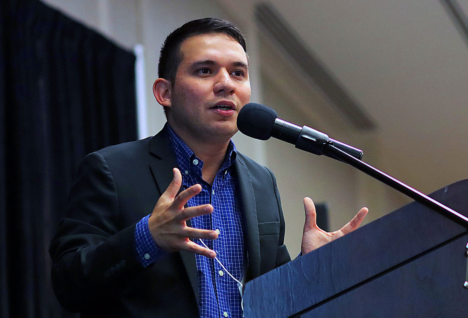 Rev. Luis Velasquez durante su intervención en la reunión plenaria del Caucus Hispano-Latino de La Iglesia Metodista Unida, MARCHA, en 2019. Foto de archivo Michelle Maldonado, UMCOM.