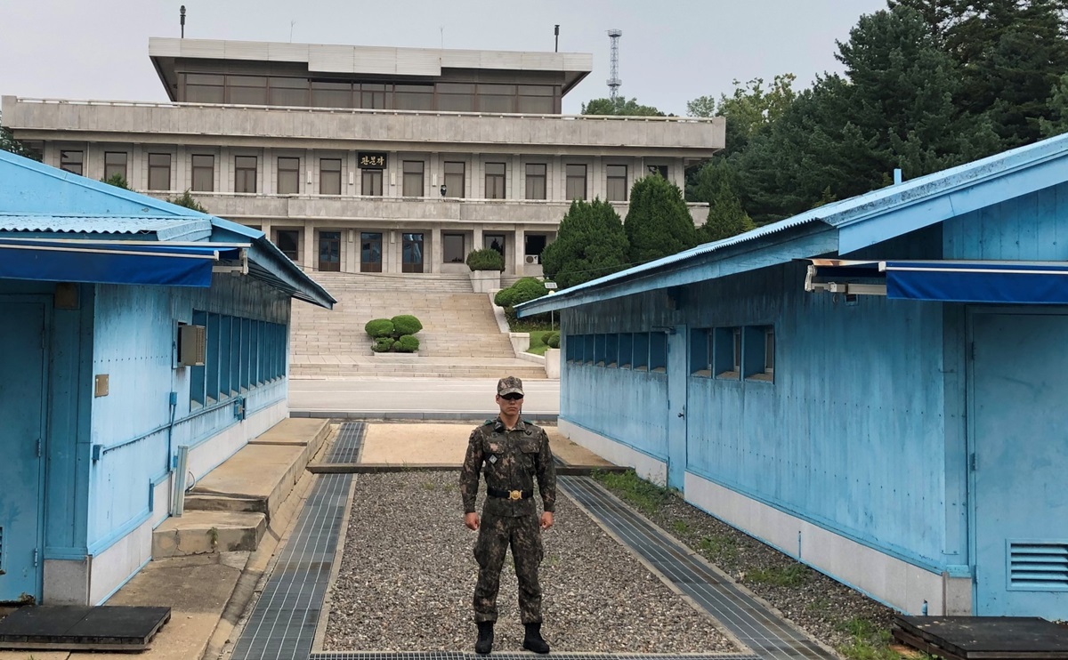 유엔사령부 소속 공동경비구역(Joint Security Area) 경비대가 남과 북의 경계에서 북을 등지고 서 있다. 사진, 김응선 목사, 연합감리교뉴스.  유엔사령부 소속 공동경비구역(Joint Security Area) 경비대가 남과 북의 경계에서 북을 등지고 서 있다. 사진, 김응선 목사, 연합감리교뉴스.