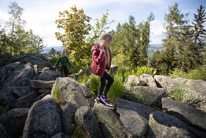 Las refugiadas ucranianas Jeva (derecha) y Polina disfrutan de una caminata en la cima de la colina Mářský en Svatá Maří.  República Checa.  El reverendo Zdeněk Neužil de la Iglesia Metodista Unida en la República Checa, trajo a un grupo para disfrutar de la vista después del almuerzo en el centro de retiro Metodista Unido Veselka, que alberga a familias de Ucrania que huyeron de la guerra con Rusia.  Foto de Mike DuBose, Noticias UM.