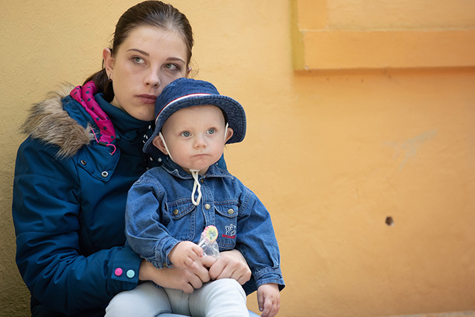 Vlada y su hijo, Dima, huyeron de su hogar cerca de Mykolaiv, Ucrania, después de que su esposo fuera a la guerra como parte del servicio militar obligatorio de Ucrania.  Se alojan en el campamento de la iglesia metodista unida de Poušť cerca de Bechyně, República Checa.  Foto de Mike DuBose, Noticias UM.