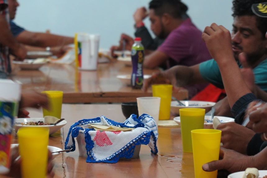 Todos los dias se ofrecen las tres comidas a los/las migrantes que llegan al refugio Un Oassis en Medio del Camino, auspiciado por la Iglesia Metodista de Mexico AR, con el apoyo de UMCOR, iglesias locales, personas donantes y otras organizaciones. Foto Rev. Gustavo Vasquez, Noticias MU.