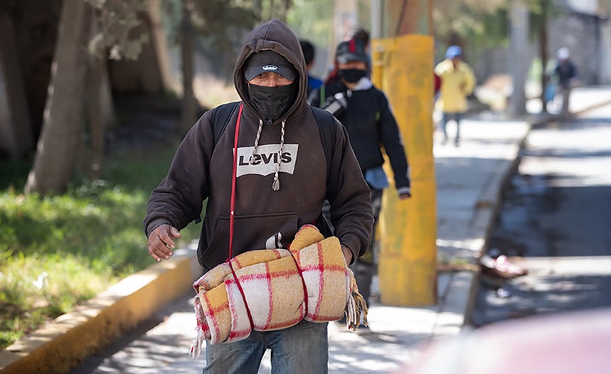 Salvator, un migrante de Colombia, llega al albergue para migrantes Oasis en el Medio del Camino en Apaxco, con todas sus pertenencias en un petate. El albergue, operado por la Iglesia Metodista de México con el apoyo de UMCOR, ofrece comida, refugio y descanso a migrantes que van de paso, para continuar su camino hacia la frontera norte de México a traves de los trenes de carga que pasan frente al refugio. Foto de Mike DuBose, Noticias MU.