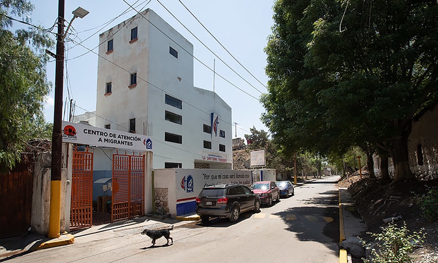 El refugio para migrantes  Un Oasis en el Medio del Camino en Apaxco, ha venido creciendo y ampliando sus instalaciones, con el apoyo de UMCOR, aumentando de esa manera su capacidad de servicio de alimentación y alojamiento temporal, en condiciones sanitarias dignas y seguras, para quienes ra descansar para los migrantes en su camino hacia el norte a través de México. El refugio, a unas 40 millas al norte de la Ciudad de México, está al otro lado de la calle de una de las principales rutas ferroviarias a través de México, que utilizan muchos migrantes en su camino hacia el norte. Foto de Mike DuBose, Noticias MU.