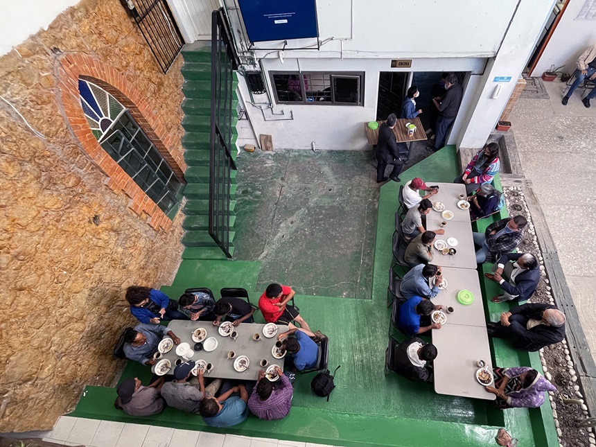Diariamente, el refugio Un Oasis en Medio del Camino de la Iglesia Metodista de Mexico AR ofrece desayunos, almuerzos y cenas, al mismo tiempo que comparte momentos devocionales y de reflexión para quienes necesitan apoyo espiritual y emocional, en medio de la travesía migratoria que les lleva a cruzar Mexico para llegar a la frontera con Estados Unidos, donde esperan conseguir refugio. Foto Rev. Gustavo Vasquez, Noticias MU.