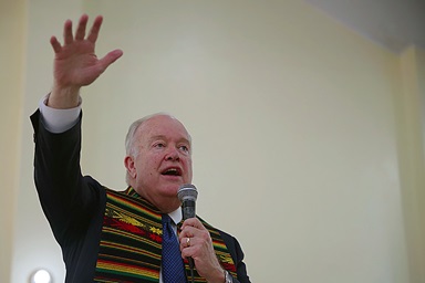 El Obispo McKee, es actualmente el lider episcopal de la Mision Metodista Unida de Honduras y de la Conferencia Anual del Norte de Tejas desde 2012 y de la cual se retirará, durante su decanato interino, a partir del 1 de enero de 2023, cuando también servirá como obispo residente en Perkins. Foto Rev. Gustavo Vasquez, Noticias MU. El Obispo McKee, es actualmente el lider episcopal de la Mision Metodista Unida de Honduras y de la Conferencia Anual del Norte de Tejas desde 2012 y de la cual se retirará, durante su decanato interino, a partir del 1 de enero de 2023, cuando también servirá como obispo residente en Perkins. Foto Rev. Gustavo Vasquez, Noticias MU.