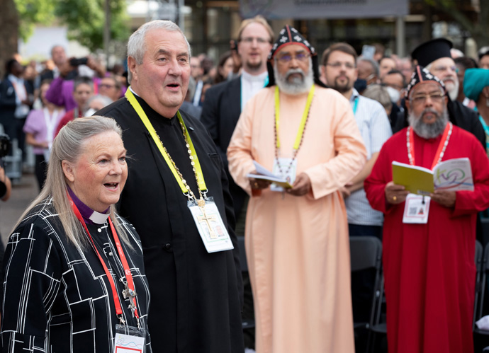 L'Evêque Méthodiste Uni Mary Ann Swenson (à gauche) et le pasteur Ioan Sauca se joignent au chant pendant le service de prière d'ouverture de la 11e Assemblée du Conseil Œcuménique des Églises à Karlsruhe, en Allemagne, le 31 août. L'assemblée s'est déroulée du 31 août au 8 septembre sur le thème "L'amour du Christ pousse le monde à la réconciliation et à l'unité". Photo par Mike DuBose, UM News.