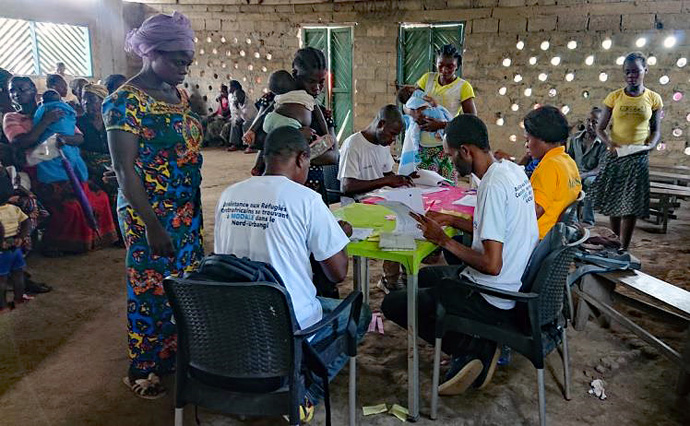 Le Coordonnateur du Bureau de Désastre et de Gestion des Catastrophes du Comité Méthodiste Uni de Secours dans l'Est du Congo aide à distribuer de l'argent aux personnes déplacées de la République Centrafricaine vivant dans un camp de réfugiés à Limasa, au Congo. L'organisme de secours a fourni 50 000 dollars pour aider les familles à se nourrir. Photo reproduite avec l'aimable autorisation du Comité Méthodiste Uni de Secours.
