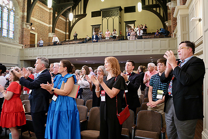 Uma grande multidão em um evento patrocinado pela UMC em 13 de junho no Huntingdon College em Montgomery, Alabama, levanta-se em aplausos. O Celebrate UMC (Celebrar UMC), que se formou na Conferência Alabama-West Florida, é um dos poucos grupos de base que estão fazendo um caso afirmativo para a Igreja Metodista Unida, já que algumas congregações decidem se devem deixar a denominação. Foto cortesia de Celebrar IMU.