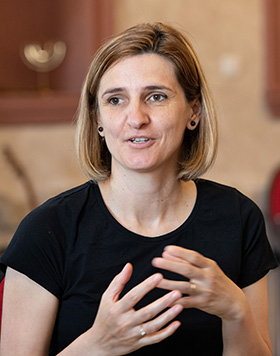 Gabriella Lubia, asistentă la Asociația Phoneo, unul dintre ministerele Bisericii Metodiste Unite din România, în afara Hotelului Hanul Fullton din Cluj-Napoca, vede o nevoie imediată de tratament pentru traumatismele refugiaților.  Fotografie de Mike DuBose, UM News.