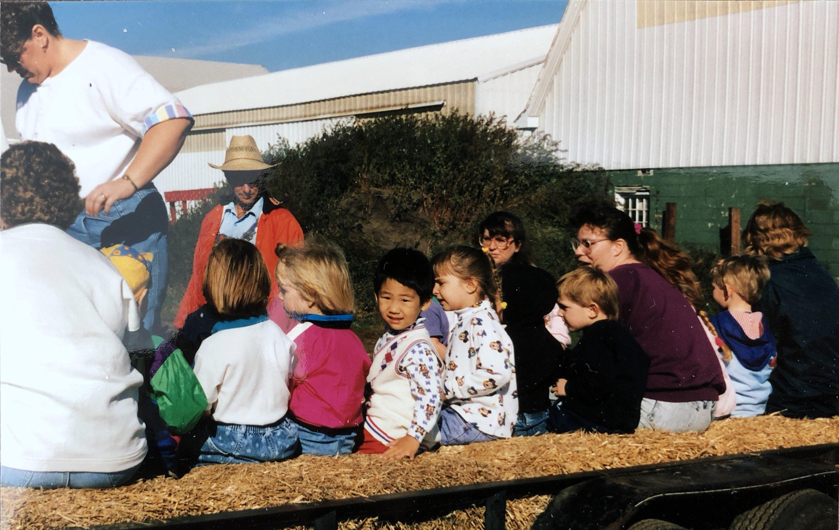 탐슨 어린이들이 가을철 호박 축제에 참석하여 한 때를 보내고 있다. 그중 유일한 아시안 학생이었던 김바우 군이 보인다. 파일 사진, 김응선 목사, 연합감리교뉴스.