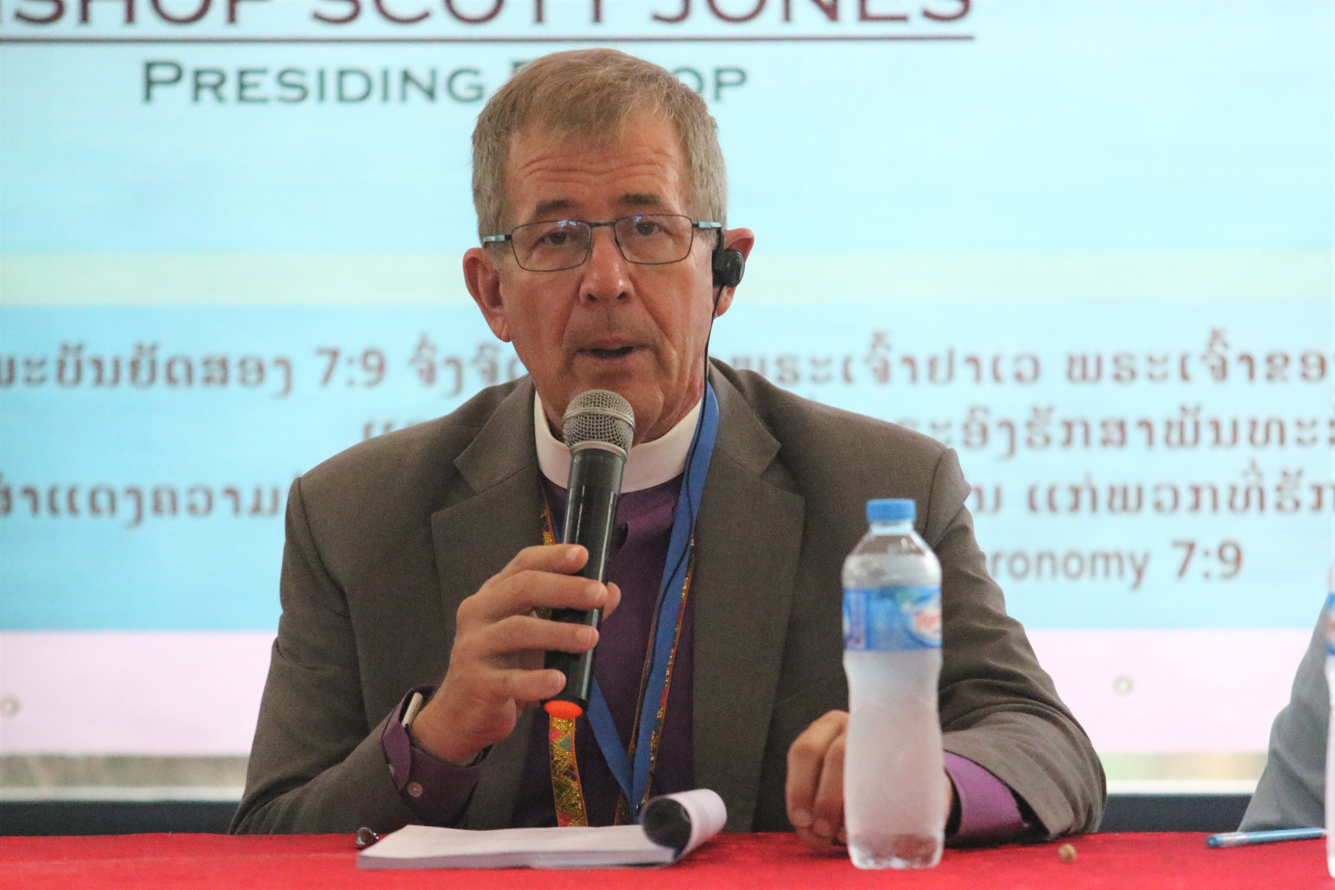 CJ 감독이 LSMC연차대회의 셋째 날 연차대회를 주재하고 있다. 라오스 LSMC는 2006년 공식 출범한 이래 처음으로 라오스에서 연차대회를 열었다. 이 자리에는 목회자 40명을 포함한 180명의 교인이 참석했다. 사진, 김응선 목사, 연합감리교뉴스.