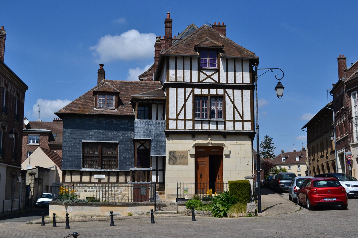 느와용에 있는 칼뱅의 생가를 프랑스개신교회사협회와 느와용시 그리고 프랑스 문화성의 후원으로 박물관(Noyon Calvin Museum)으로 복원하여, 느와용 시에서 관리하고 있다. 사진 제공, 이형규 목사.  느와용에 있는 칼뱅의 생가를 프랑스개신교회사협회와 느와용시 그리고 프랑스 문화성의 후원으로 박물관(Noyon Calvin Museum)으로 복원하여, 느와용 시에서 관리하고 있다. 사진 제공, 이형규 목사.