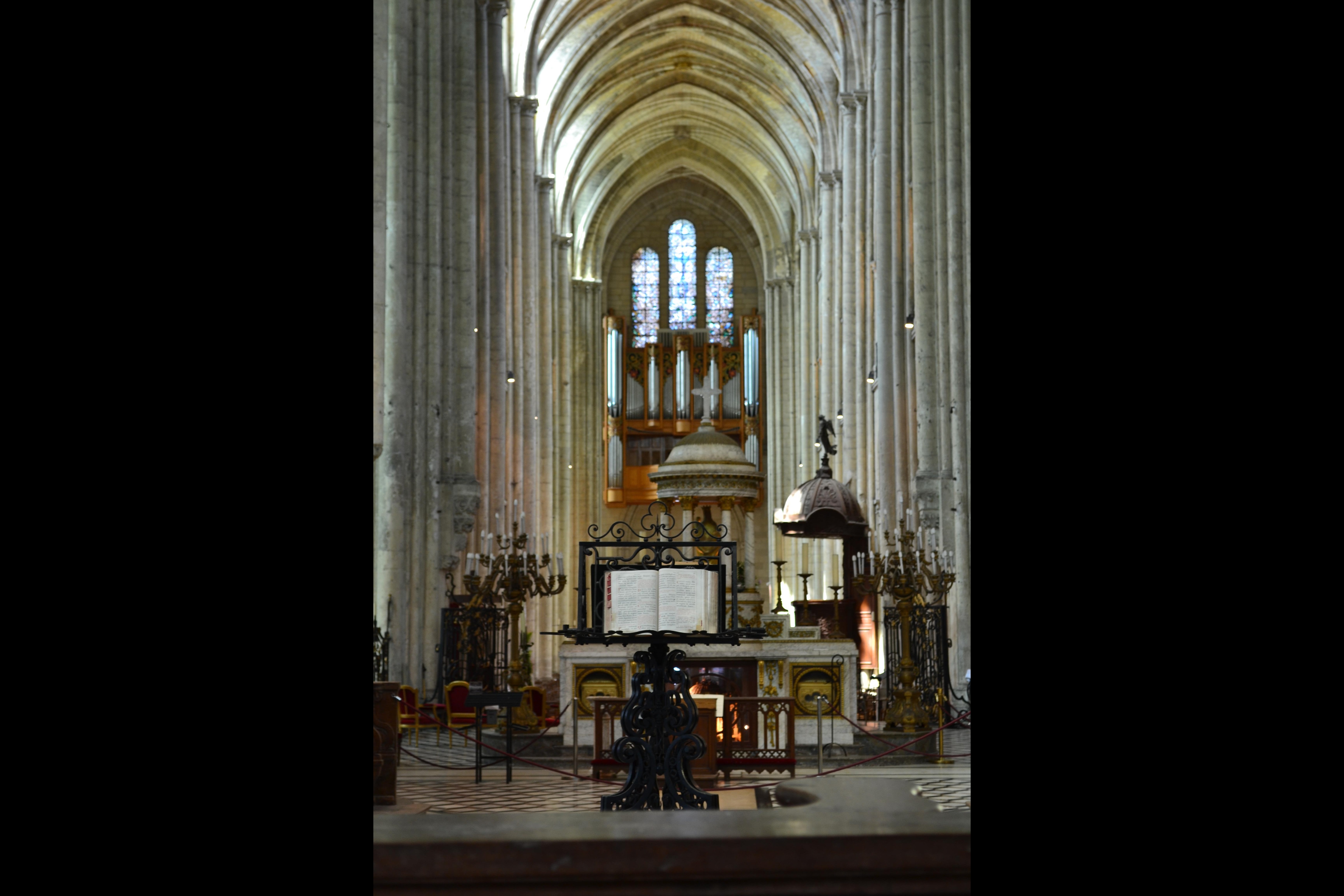 느와용 대성당(Noyon Cathedral) 내부 전경, 사진 제공, 이형규 목사. 