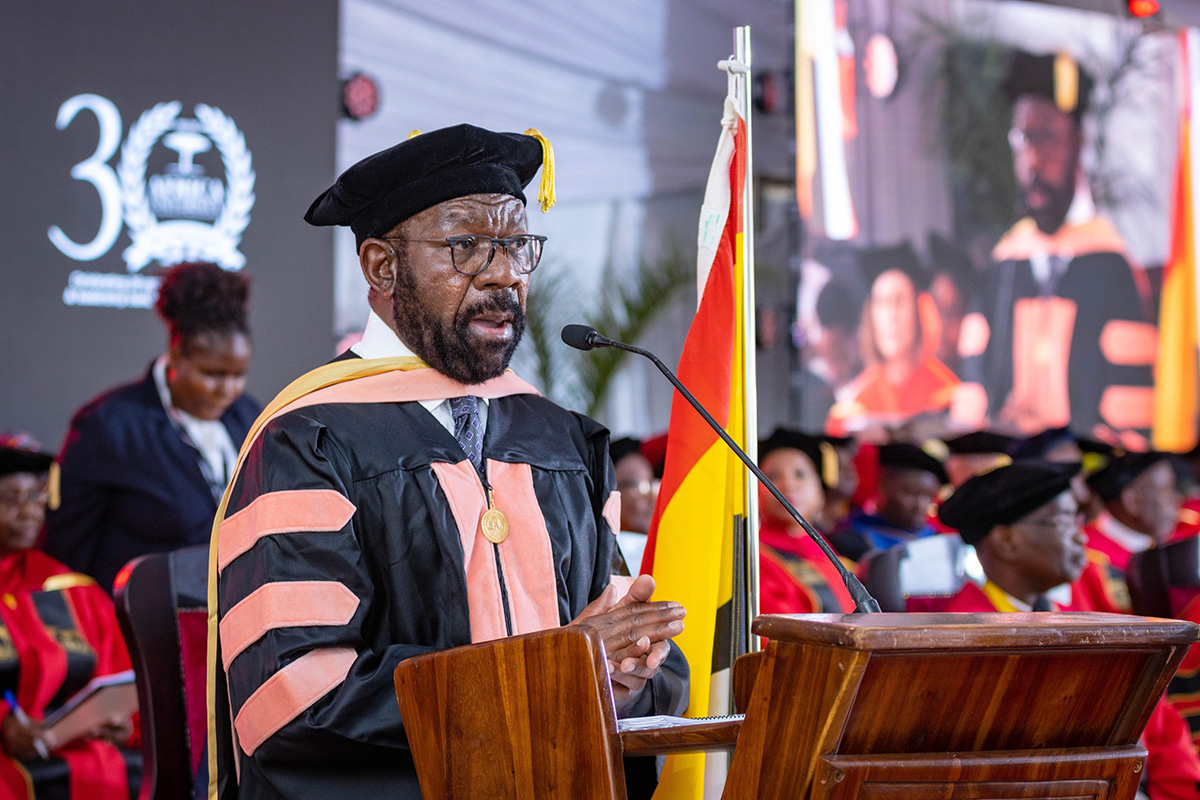 Michael Ugwueke, président et chef de la direction de Methodist Le Bonheur Healthcare, prononce le discours d’ouverture lors de la célébration du 30ème anniversaire de Africa University liée à l’Église Méthodiste Unie à Mutare, au Zimbabwe. Photo gracieuseté du Bureau des affaires publiques de Africa University.