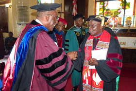 L'évêque à la retraite Arthur F. Kulah (à droite) serre la main d'Albert B. Coleman, ancien président de l'Université méthodiste unie du Libéria à Monrovia.  Alors que l'Université africaine liée à l'Église méthodiste unie au Zimbabwe célèbre son 30e anniversaire, les dirigeants de l'Église libérienne réfléchissent à l'impact de l'école.  Photo d'archives par E Julu Swen, UM News.