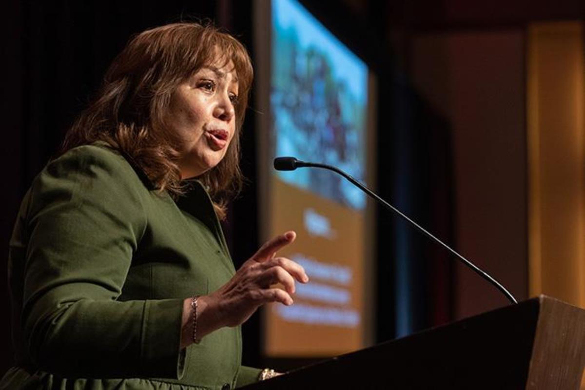 L'Evêque Minerva Carcaño parle du témoignage social de l'Église Méthodiste Unie lors du briefing de la Pre-Conférence Générale 2020 à Nashville, Tennessee. L'Evêque est suspendue avec salaire depuis mars. Dans un mémorandum publié le 26 octobre, le Conseil Judiciaire a refusé d'examiner le cas de l'évêque à ce stade du processus de plainte. Photo d'archives par Mike DuBose, UM News.