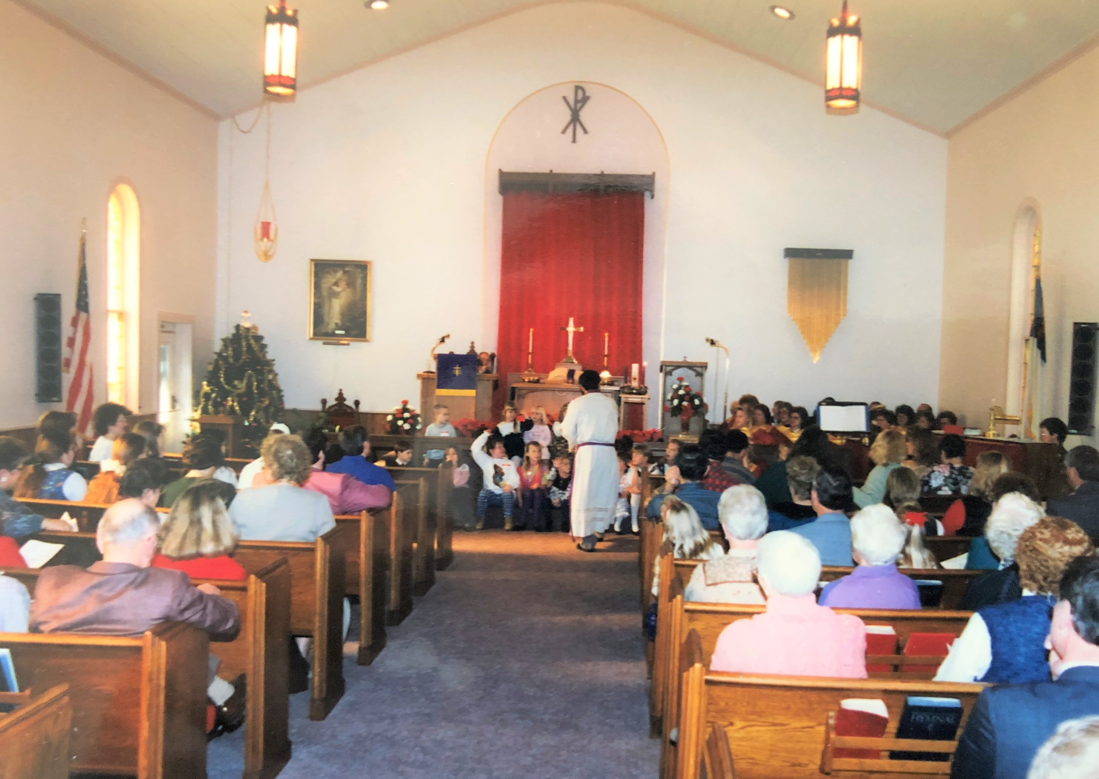 김응선 목사가 예배 중 어린이들에게 어린이 설교를 하고 있다. 사진 제공, 탐슨 연합감리교회. 