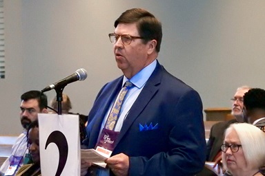 O Rev. Stan Copeland fala em 3 de novembro na Conferência Jurisdicional South Central em Houston. Copeland criticou em um discurso três bispos Metodistas Unidos por serem pró-Igreja Metodista Global.  O Rev. Stan Copeland fala em 3 de novembro na Conferência Jurisdicional South Central em Houston. Copeland criticou em um discurso três bispos Metodistas Unidos por serem pró-Igreja Metodista Global.
