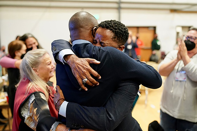 El Obispo Cedrick Bridgeforth, un presbítero metodista unido en la Conferencia Anual California-Pacífico, abraza a su cónyuge Christopher Hucks-Ortiz, después de que se anunciara su elección. Bridgeforth fue elegido para el episcopado en la votación número 18 de la Jurisdicción Oesteel 4 de noviembre en la Iglesia Metodista Unida de Cristo en Salt Lake City. Foto de Patrick Scriven (Conferencia Anual del Noroeste del Pacífico) para la jurisdicción Oeste.