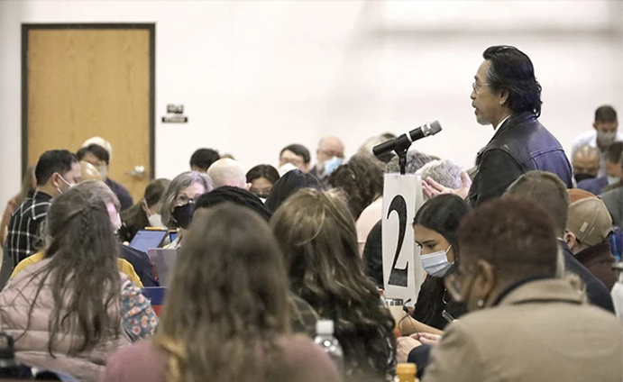 El Rev. Feliciano Santos Cao, delegado de la Conferencia Anual California-Nevada, se dirige a la Jurisdicción Oeste durante su primer día de sesión plenaria el 2 de noviembre en Salt Lake City. Es el presidente del Comité Coordinador Interétnico de la jurisdicción que trabaja con sus comités étnicos. Elogió una sesión a puerta cerrada entre los/as delegados/as por despejar el aire entre ellos/as y abordar los pecados del racismo, el colonialismo, el sexismo y la homofobia. Al día siguiente, dirigió una oración durante la plenaria en respuesta a la sesión. Foto de Miya Kim, Conferencia Anual California-Pacífico.