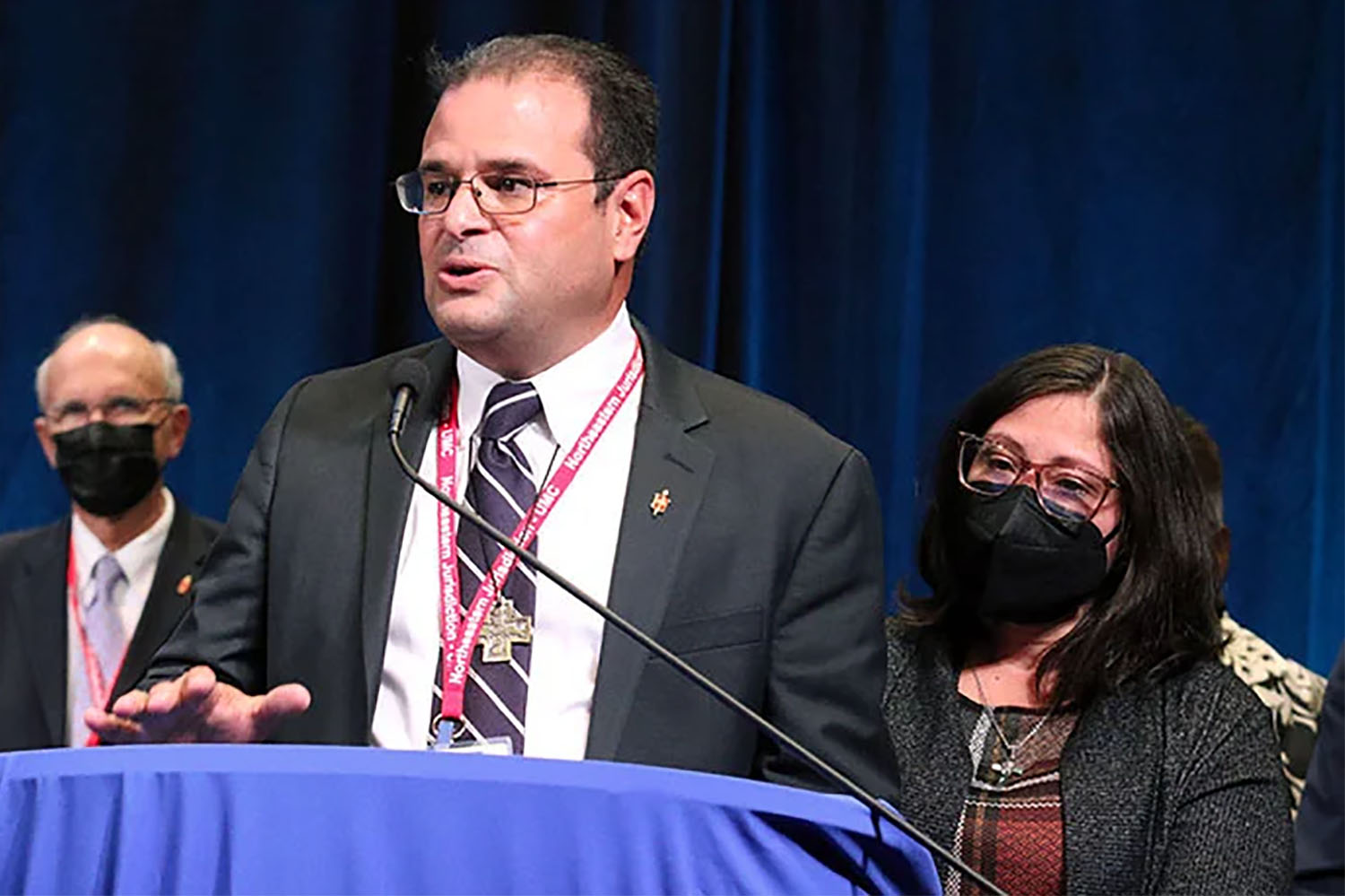 El Rev. Héctor A. Burgos-Núñez se dirige a la Conferencia Jurisdiccional Noreste después de ser elegido obispo el 2 de noviembre. Burgos quien se ha desempeñado como superintendente de distrito en la Conferencia Anual Ampliada de Nueva Jersey, fue elegido en la tercera votación. A su lado está su esposa Jazelis Burgos. La conferencia se llevó a cabo del 2 al 4 de noviembre en College Park, Maryland. Foto del Rev. Thomas Kim, Noticias MU.