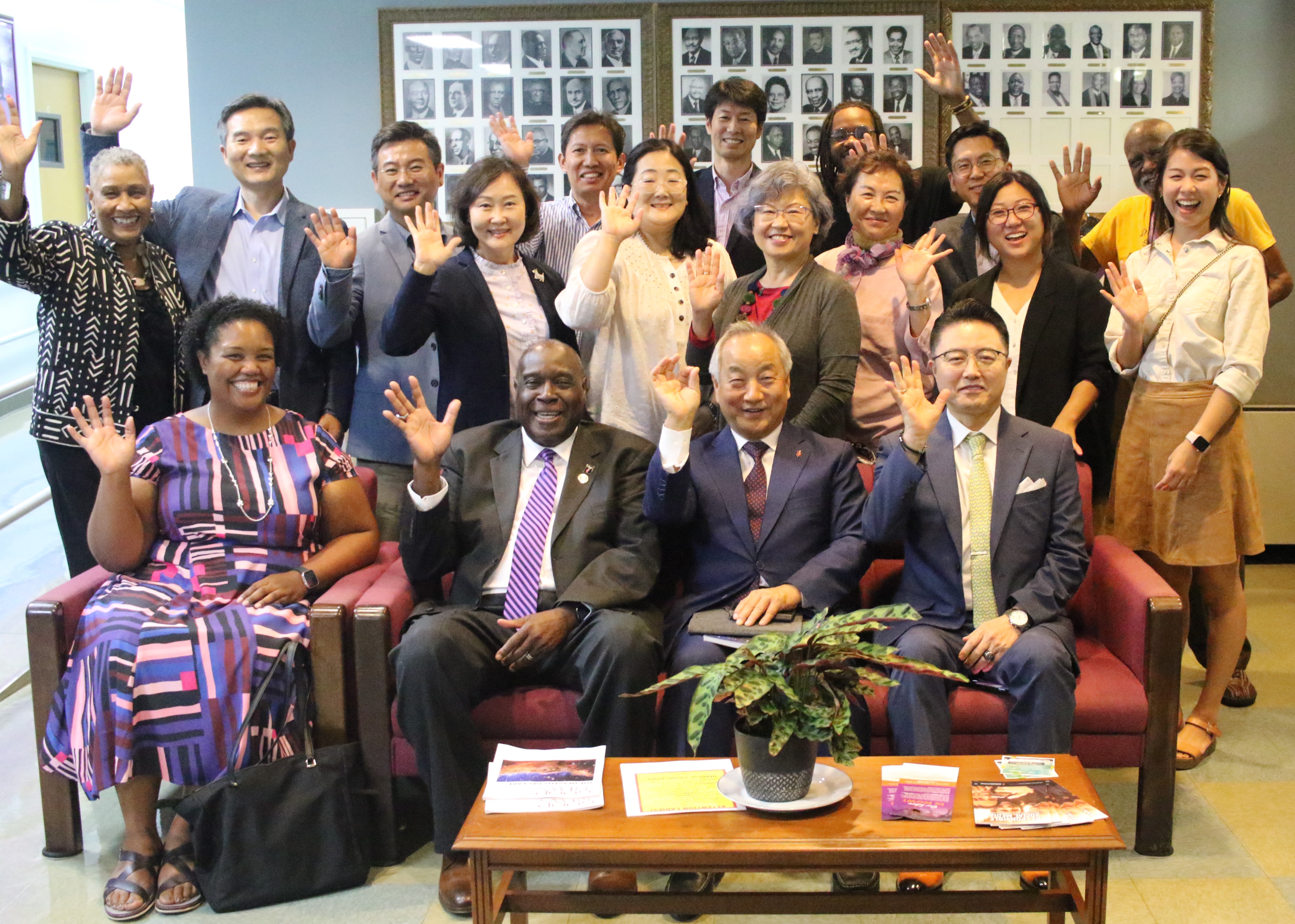 애틀랜타에 소재한 흑인 감리교 지도자 양성의 산실인 갬몬신학대학원에서 2022년 9월 26일에 열린 한인목회강화협의회에 참석한 (앞줄 오른쪽부터) 장학순 목사, 정희수 감독, 제임스 스완슨 감독 그리고 다이나 라일과 갬몬신학대학원 관계자 및 다수의 임원들이 활짝 웃고 있다. 사진, 김응선 목사, 연합감리교뉴스. 